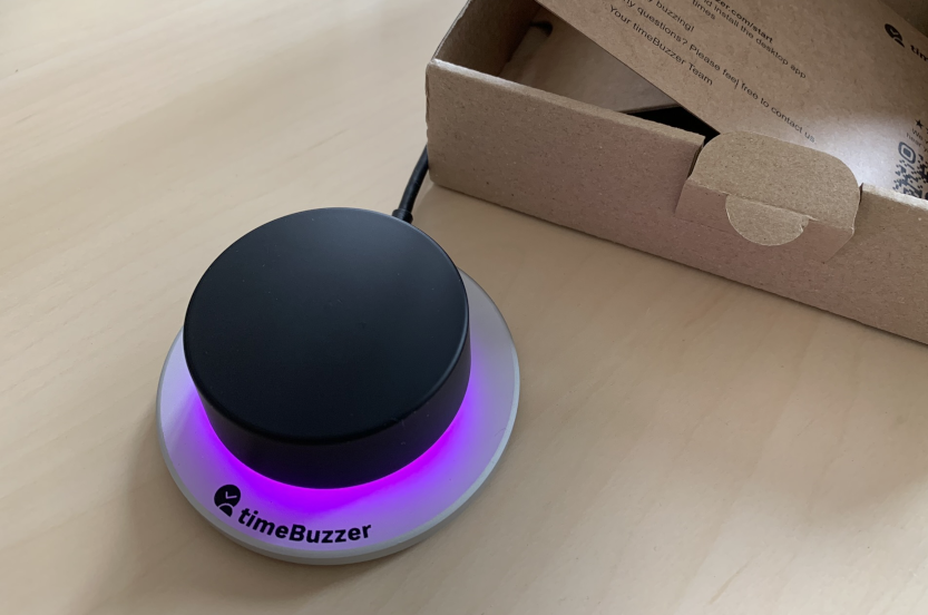 Der timeBuzzer
leuchtet in verschiedenen Farben